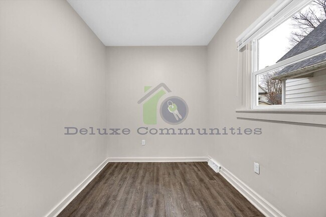 Building Photo - Spacious 4 Bedroom- Whole Home!