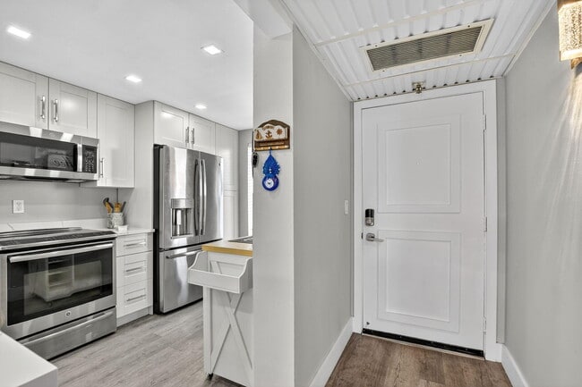 Building Photo - 20 Royal Palm Way