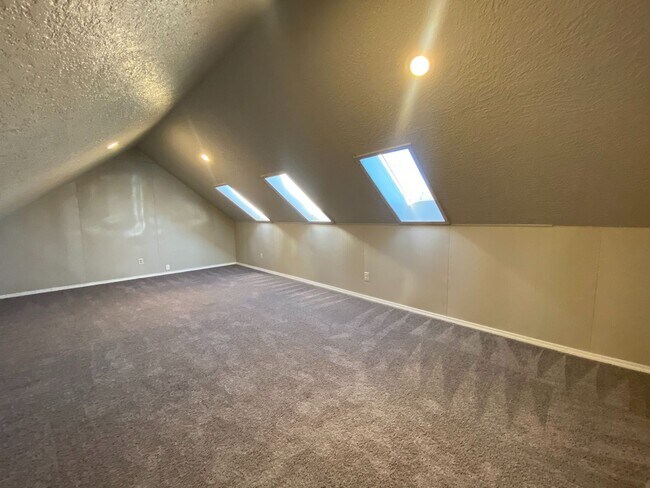 Building Photo - Huge 4 Bedroom in West Tulsa