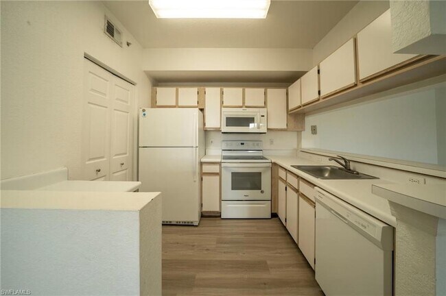 Building Photo - 6400 Aragon Way