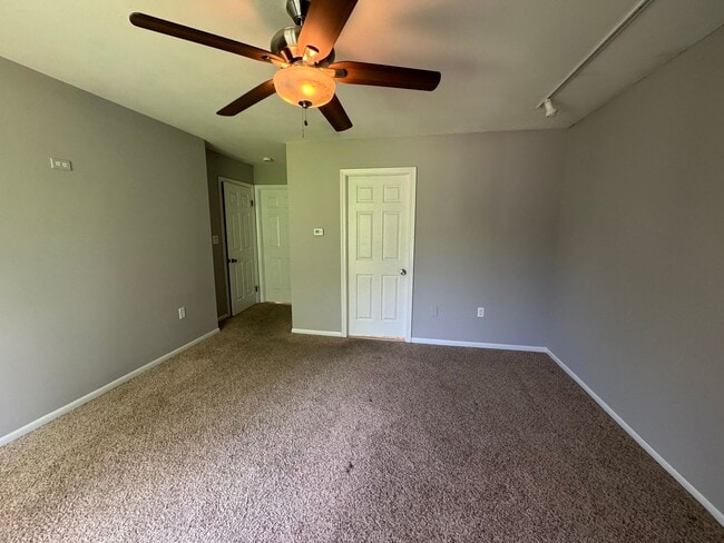 Building Photo - Spacious Shoreline 2 Bedroom Condo