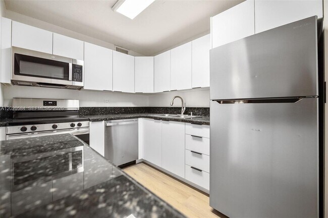 Building Photo - 8107 SW 72nd Ave