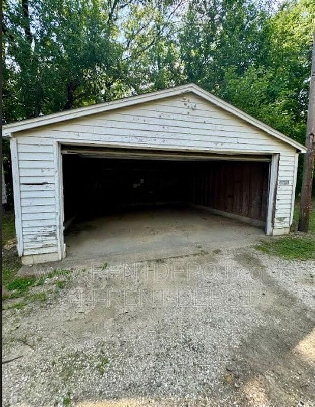 Building Photo - 715 E Riverside Dr