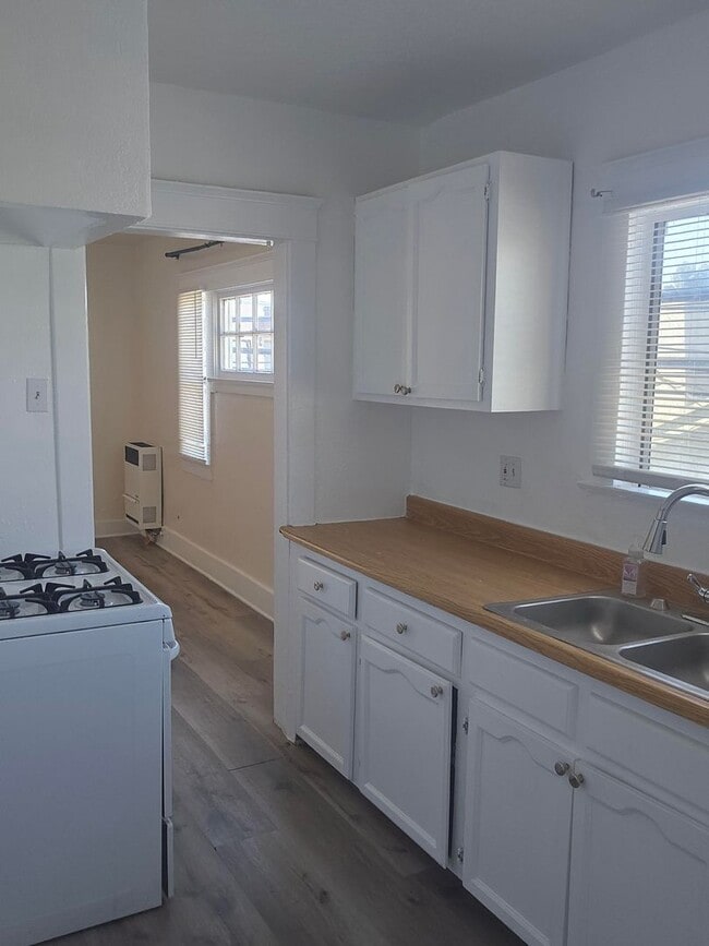 Building Photo - **519 E 17th St Long Beach** Upstairs 2 be...