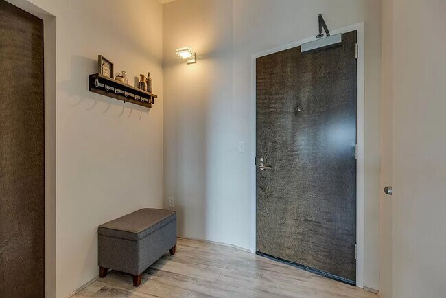 Building Photo - 1 Bed/1 Bath Condo at 5th and Main, Assigned Parking, Washer/Dryer/Covered Balcony