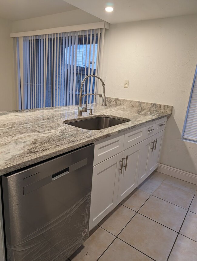 Building Photo - Remodeled and spacious 2 bedrooms with pat...