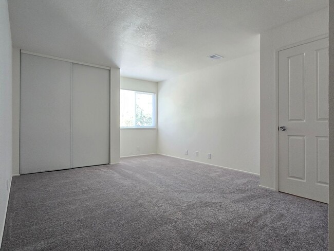 Building Photo - Large Downstairs Condo in Nice Community, ...