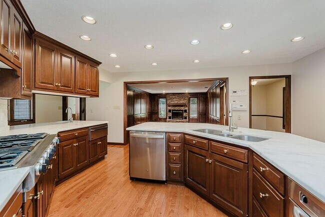 Building Photo - Large Executive Home in Carmel Schools