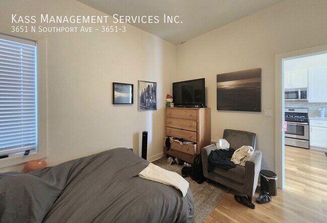 Building Photo - Newer Construction Prime Southport Corrido...