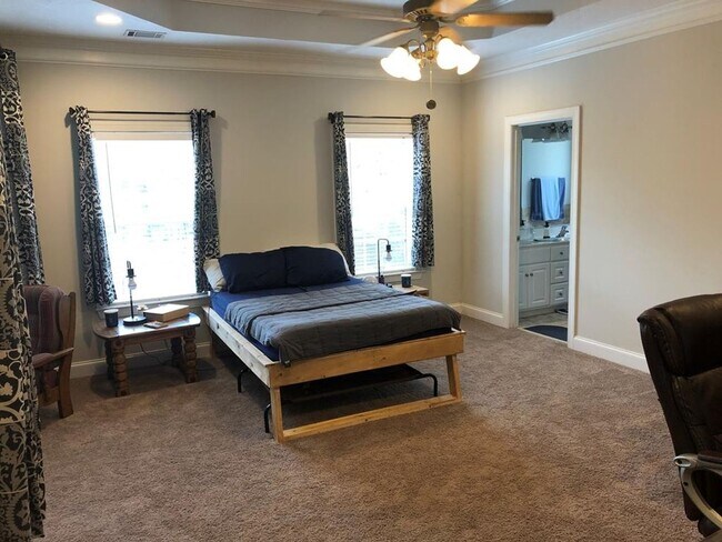 Building Photo - Evans Home * Millshaven Subdivision * Main Floor Primary