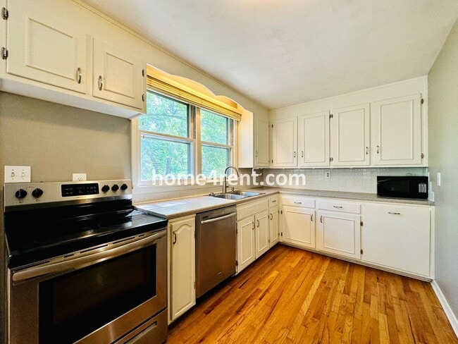 Building Photo - Three Bedroom Home in Overland Park w/ Wood Floors, Finished Basement, and a Fenced Yard!