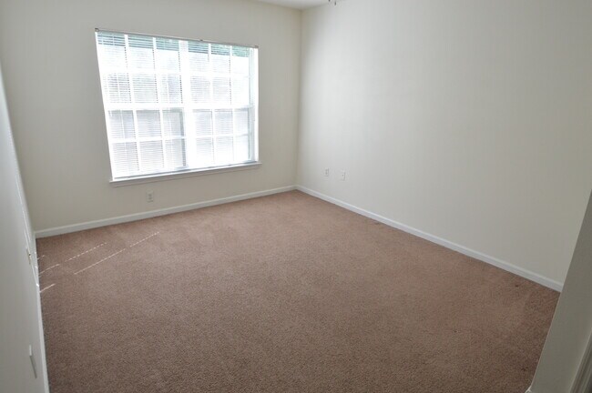 Building Photo - WATERFORD LAKES: 2bed/2bath on the 3rd flo...