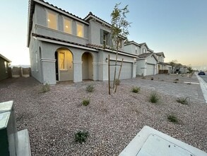 Building Photo - 5 Bed 3 1/2 Bath,  Beautiful home in gated community!