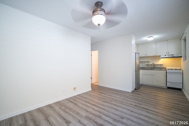 Building Photo - $2,100 / 2br - 2BED 1 BATH CONDO ON KAPIOLANI BLVD