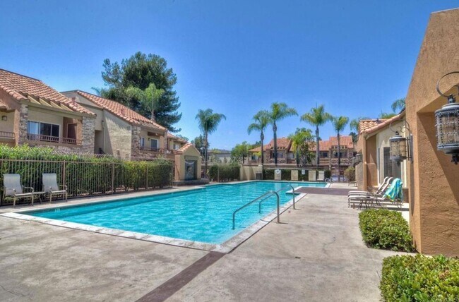 Building Photo - Beautiful 2-Bedroom Condo in Desirable Ran...