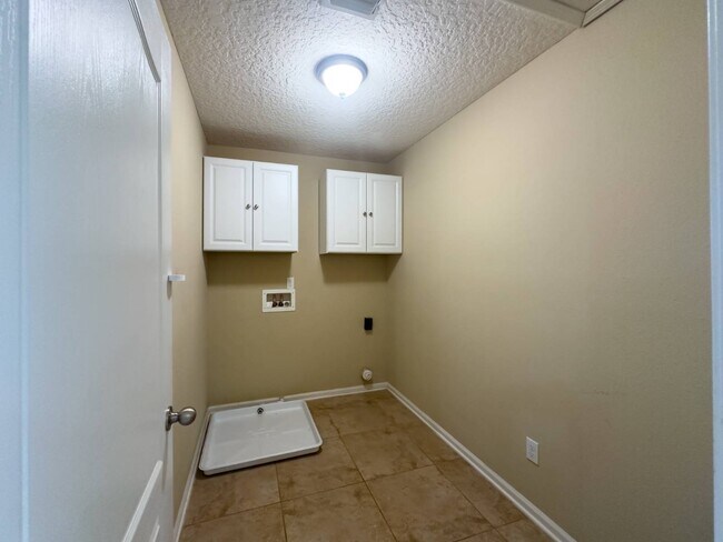 Building Photo - 15 Hunters Hollow Ct
