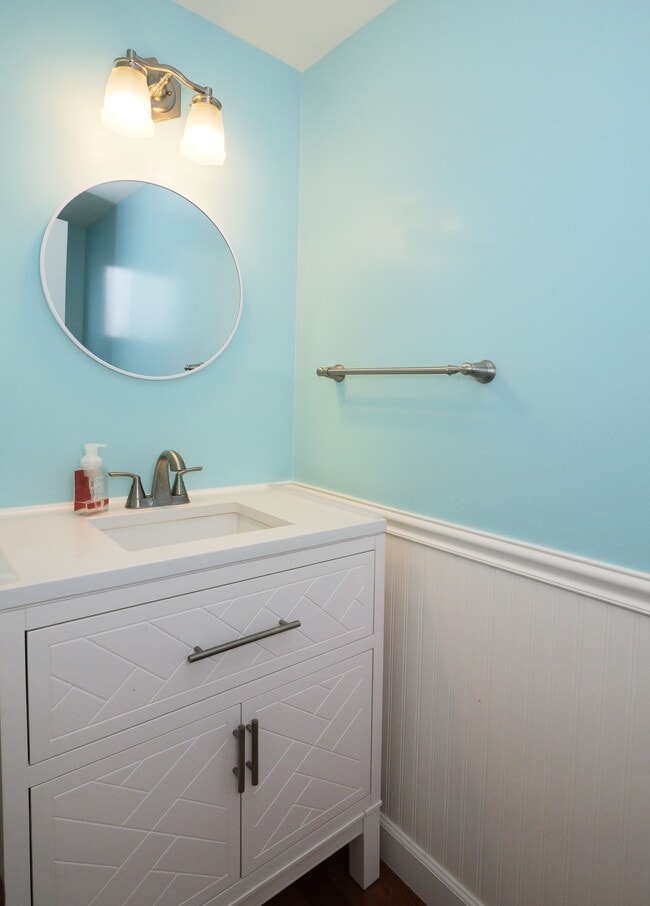 Building Photo - 239 N Juanita Ave