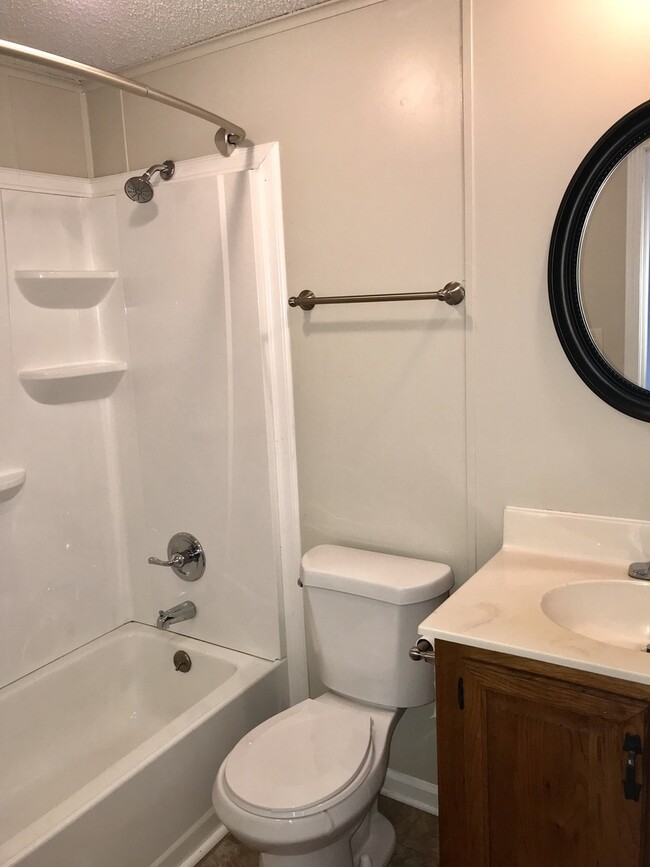 Building Photo - 3 Bedroom/2 Bathroom Home