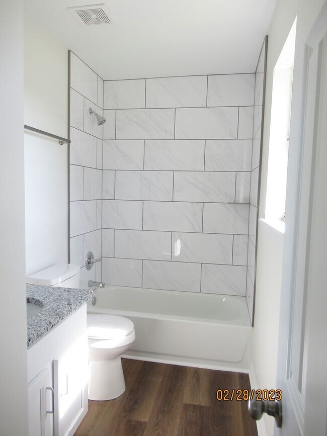 Building Photo - Newly Renovated- 2 bedroom, 2 bathroom apartment-Willow Run Apartments