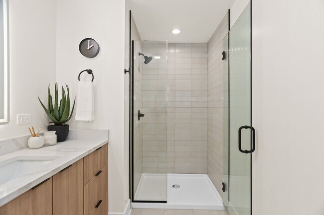 Building Photo - 813 W Evergreen Ave