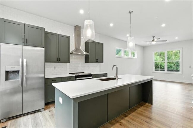 Building Photo - 170 Color Cir