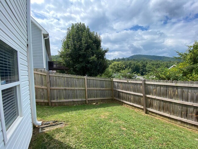 Building Photo - West AVL - Spacious Home in Scenic Bluff Subdivision