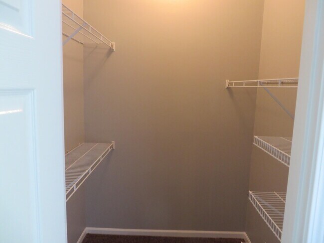 Building Photo - 460 Lakeview Dr