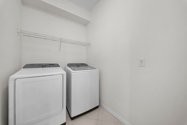 Building Photo - Georgous 3 bedrooms 2 bathroom Villa in Linsford Fort Myers