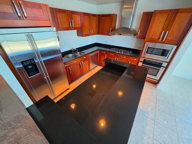 Building Photo - Fantastice High Rise with Full City Views!