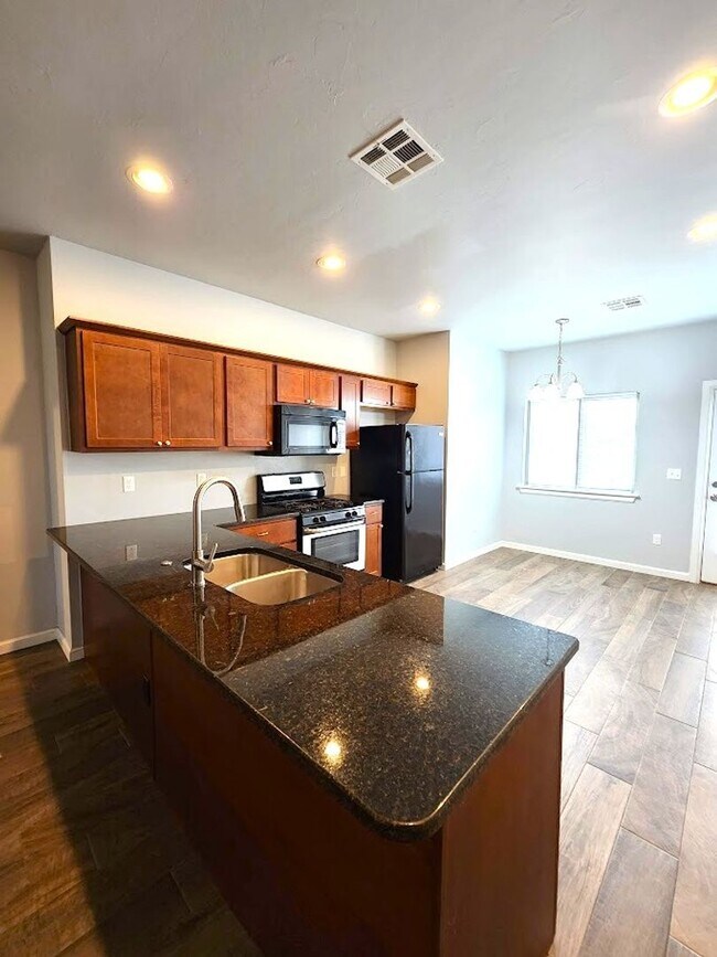 Building Photo - Campbell St Duplex