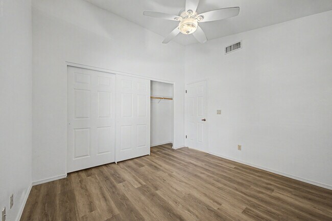 Building Photo - 3103 N Meadow Ln