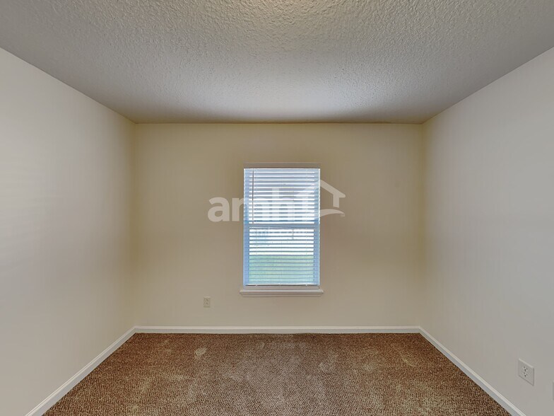 Building Photo - 304 W Silverthorn Ln