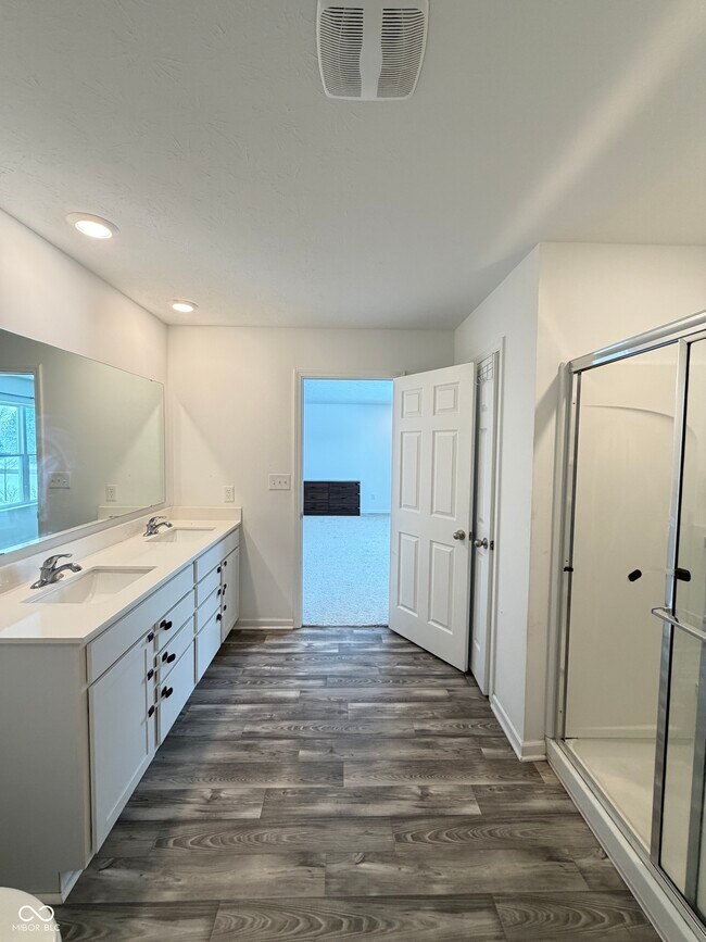 Building Photo - 1184 Lakeshore Dr