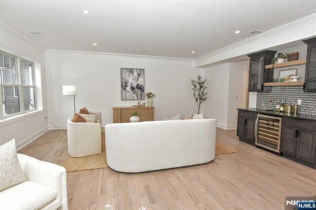 Building Photo - 120 Collignon Way