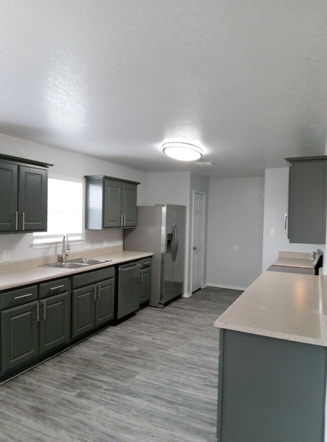 Building Photo - Beautiful and Spacious 4bedroom/2bath Home