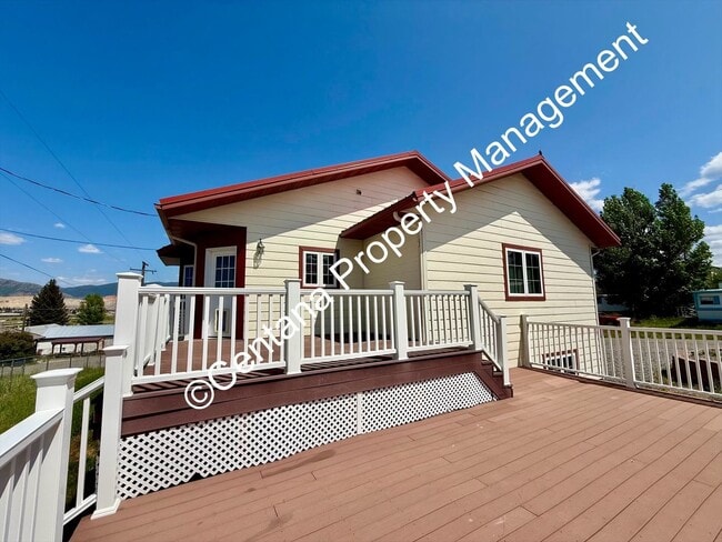 Building Photo - Beautiful home on the outskirts of town!