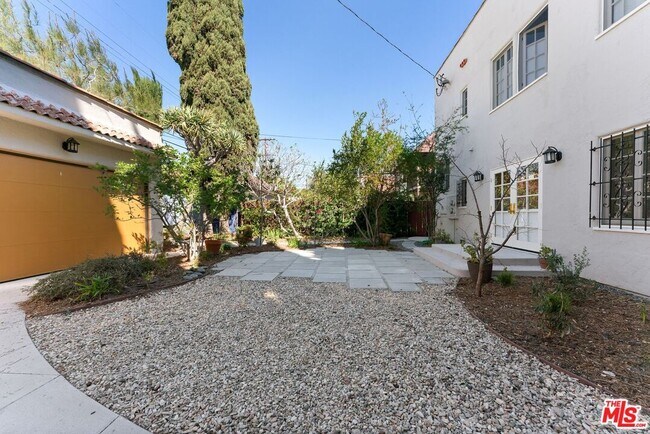 Building Photo - 125 N Orange Dr