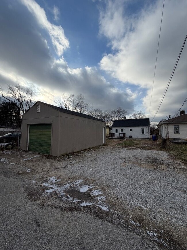 Building Photo - Modern Chic Meets Move-In Ready: Your Renovated 3-Bedroom Haven!