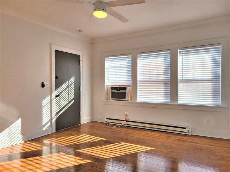 Building Photo - 723 East Dr