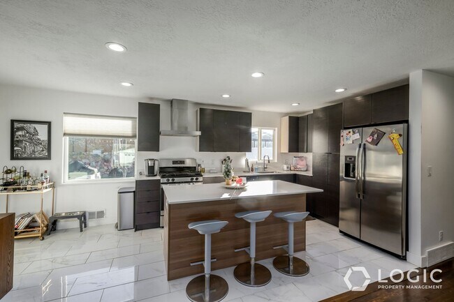 Building Photo - Stunning Home in Cottonwood Heights!!