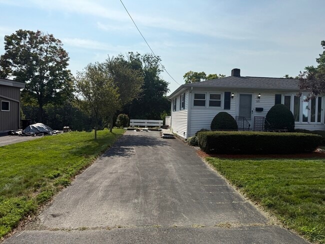 Building Photo - 585 Burncoat St