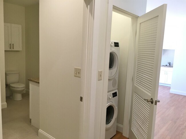 Building Photo - 875 Elm St