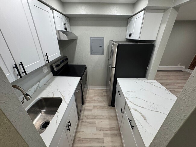 Building Photo - Studio Condo in the heart of Capitol Hill