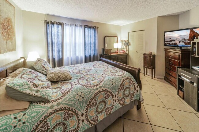 Building Photo - 9705 Fontainebleau Blvd