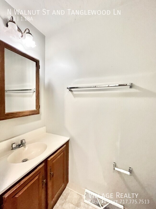 Building Photo - 492 N Walnut St