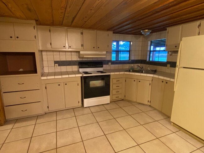 Building Photo - 3 Bedroom, 2 Bath home just outside of Liv...