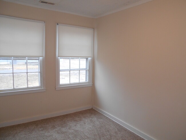 Building Photo - 3865 Roseberry St