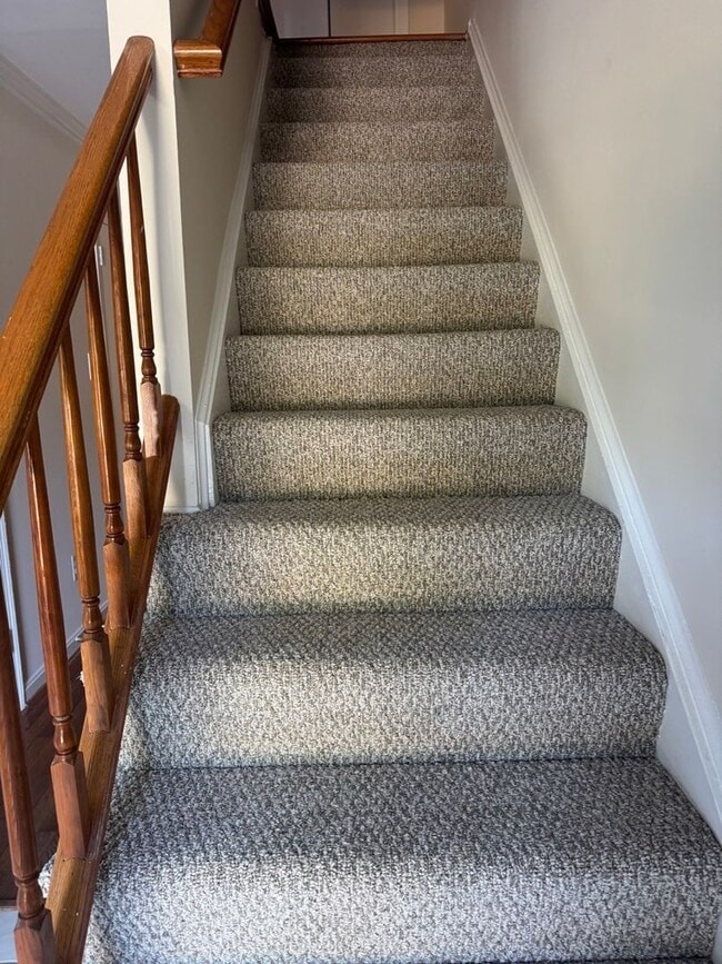 Building Photo - Classic 4 Bed 3.5 Bath Brick Townhome With...