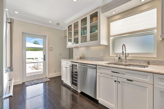 Building Photo - 136 Worth Ct S