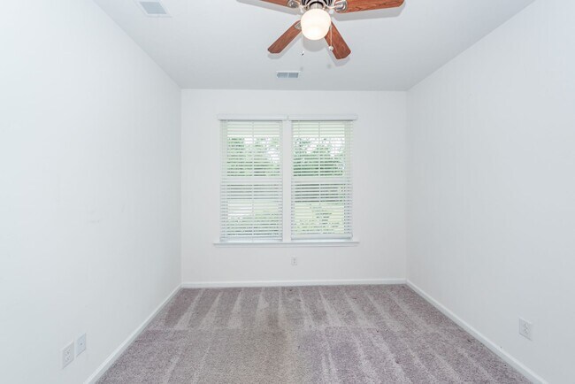 Building Photo - 4 Bedroom, 3.5 Bathroom Townhome in Foxbank Plantation - Moncks Corner